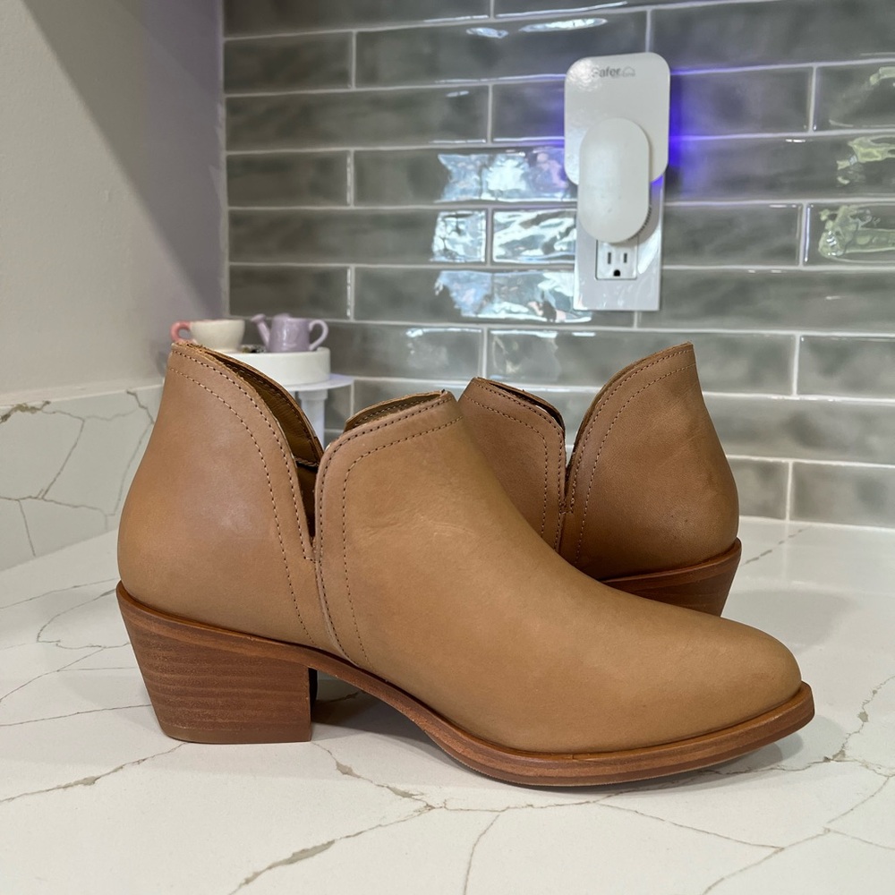 Nisolo Mia  Everyday Ankle Bootie. Women’s size 7.5 Color Almond. - Picture 3 of 10